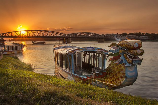 Admire the sunset with your lover and chase the sunset on a dragon boat at Perfume River, Hue