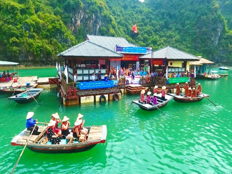 Cua Van reflects the charm of fishing villages in Vietnam's coastal waters