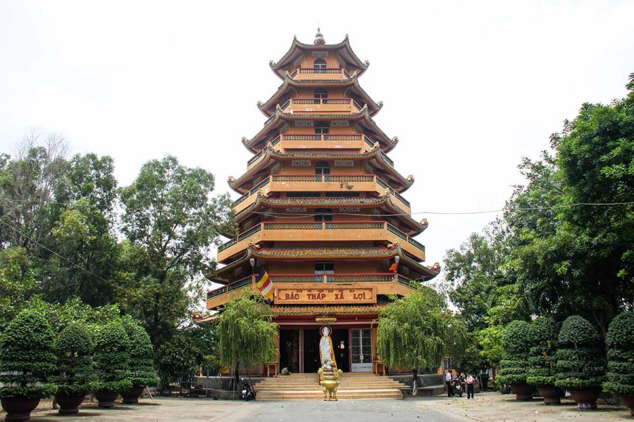 Explore Vietnam customs for travelers inside the colorful, sacred Cao Dai Temple realm