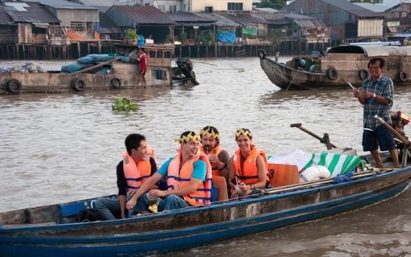 Move to the floating market by small boat