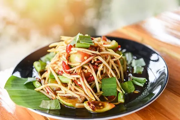 Papaya salad with green pepper and dry shrimp
