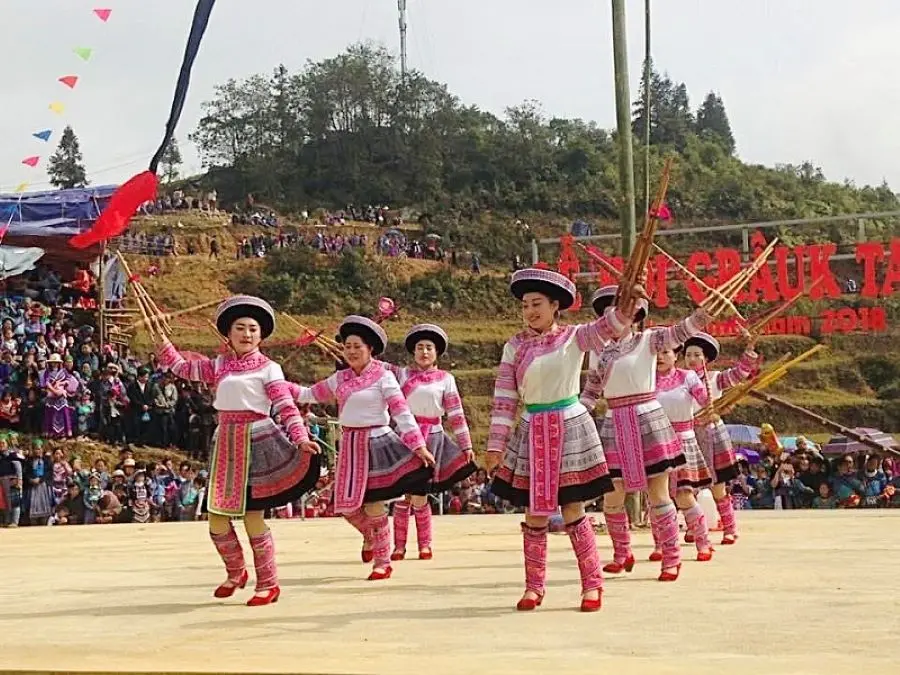 Hmong community dressed in traditional clothes, an experience in your Vietnam discovery tour