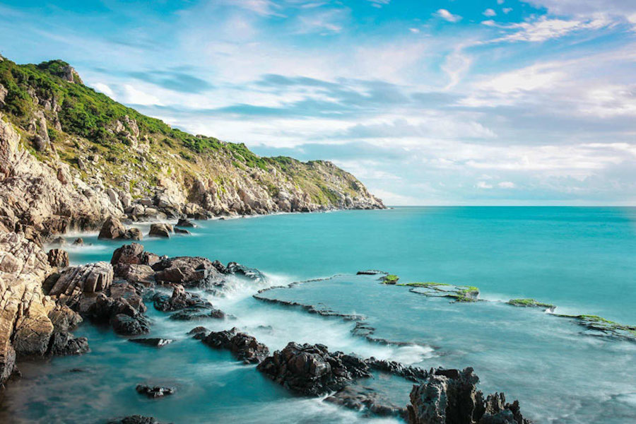 Vinh Hy Bay and Cham Temple together showcase Ninh Thuan’s unique charm.